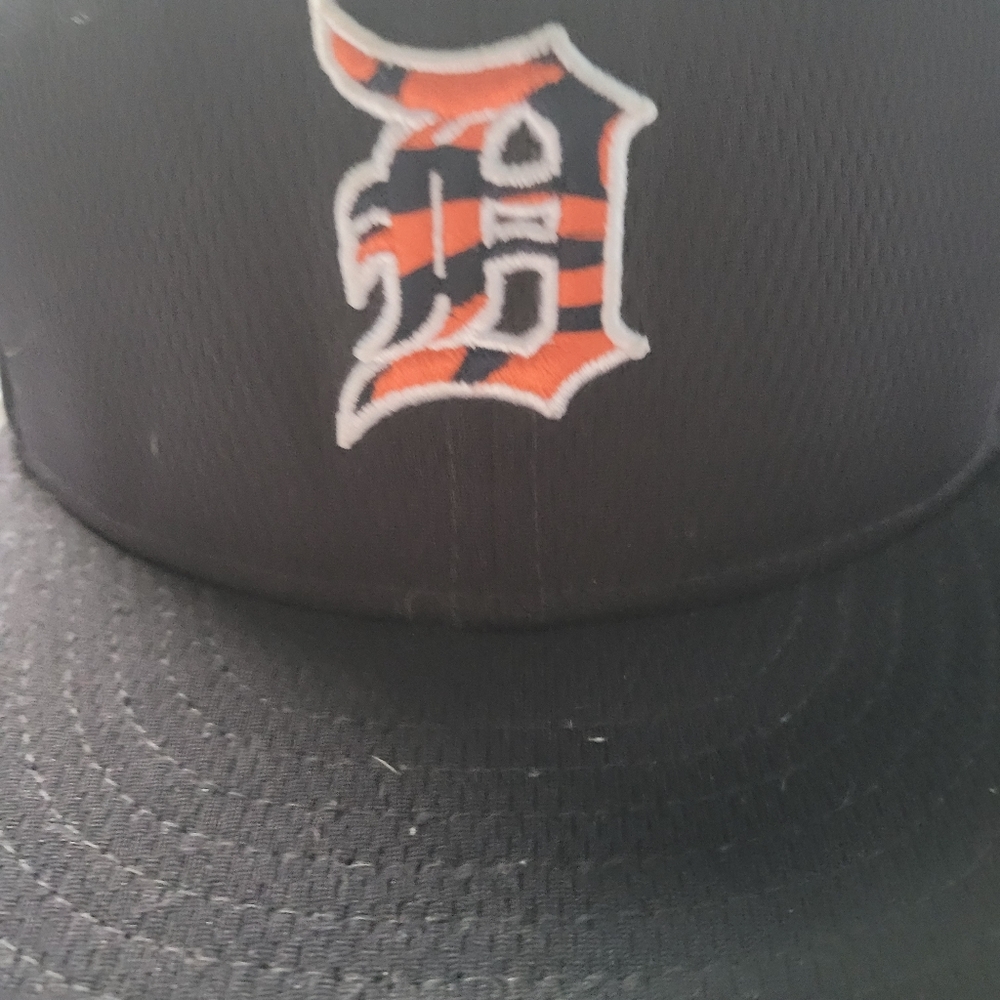 KIDS TIGERS HAT. 6.7/8
